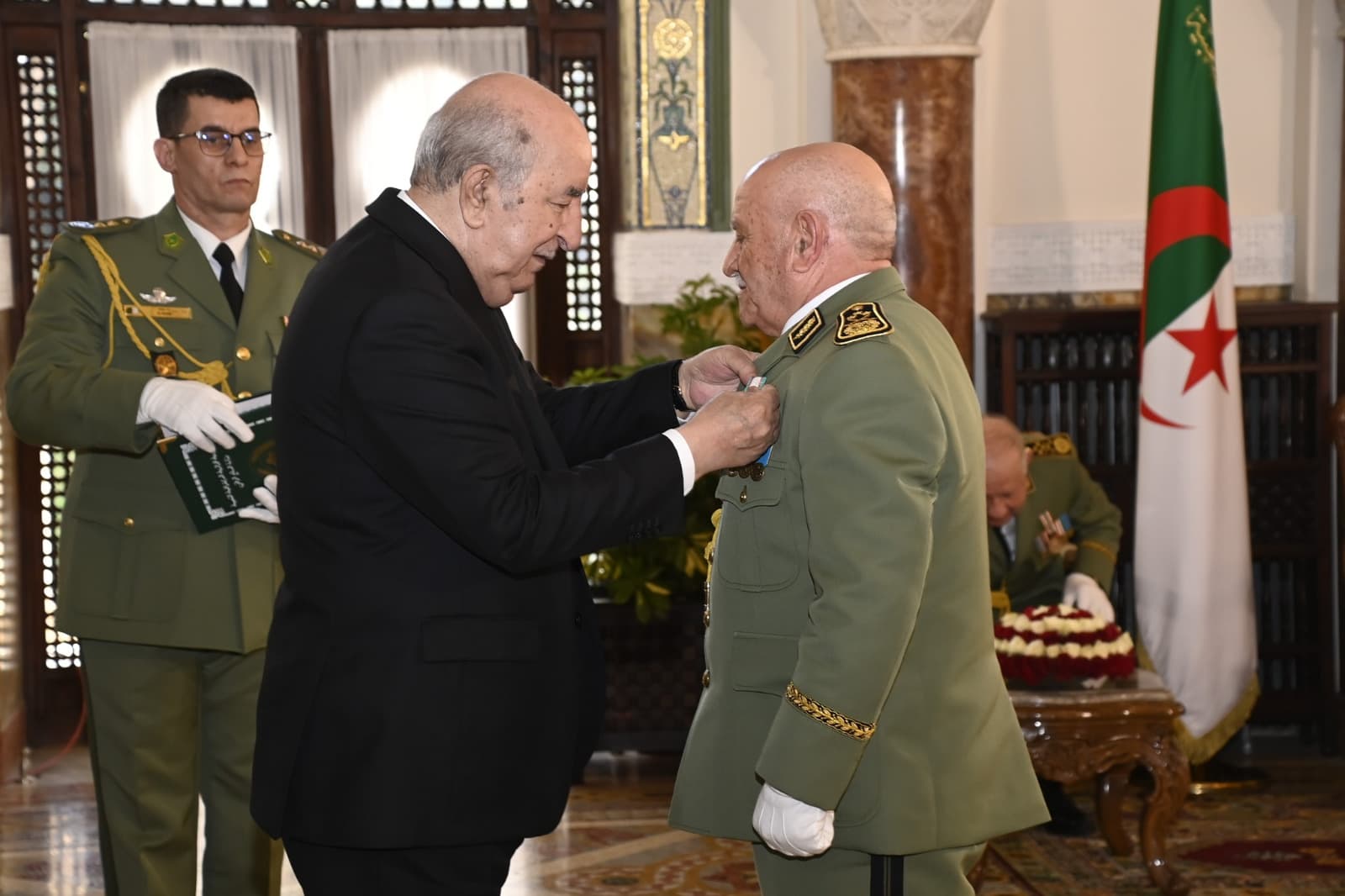 رئيس الجمهورية يترأس مراسم حفل إسداء الأوسمة بقصر الشعب