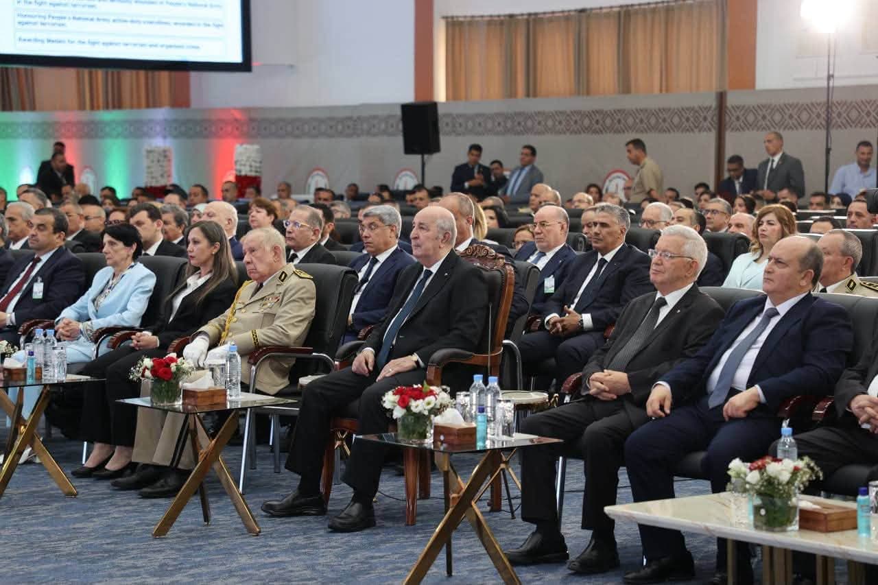 رئيس الجمهورية يترأس حفل تكريم على شرف متقاعدي الجيش وعائلات شهداء الواجب الوطني والمعطوبين في إطار مكافحة الإرهاب