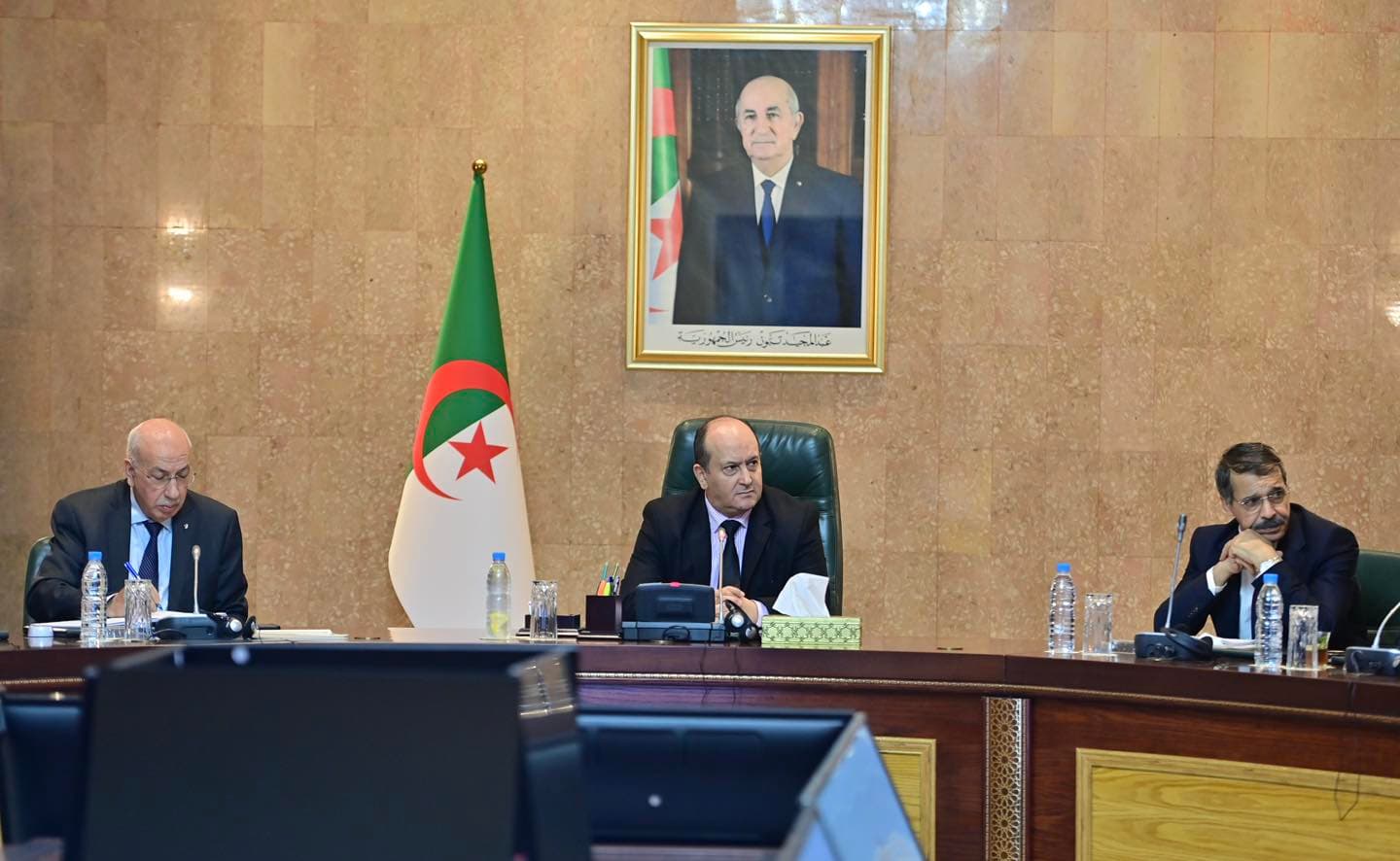 الوزير الأول يشرف على اجتماع عمل لمتابعة تنفيذ عقود الاستثمار مع الشركاء الأفارقة