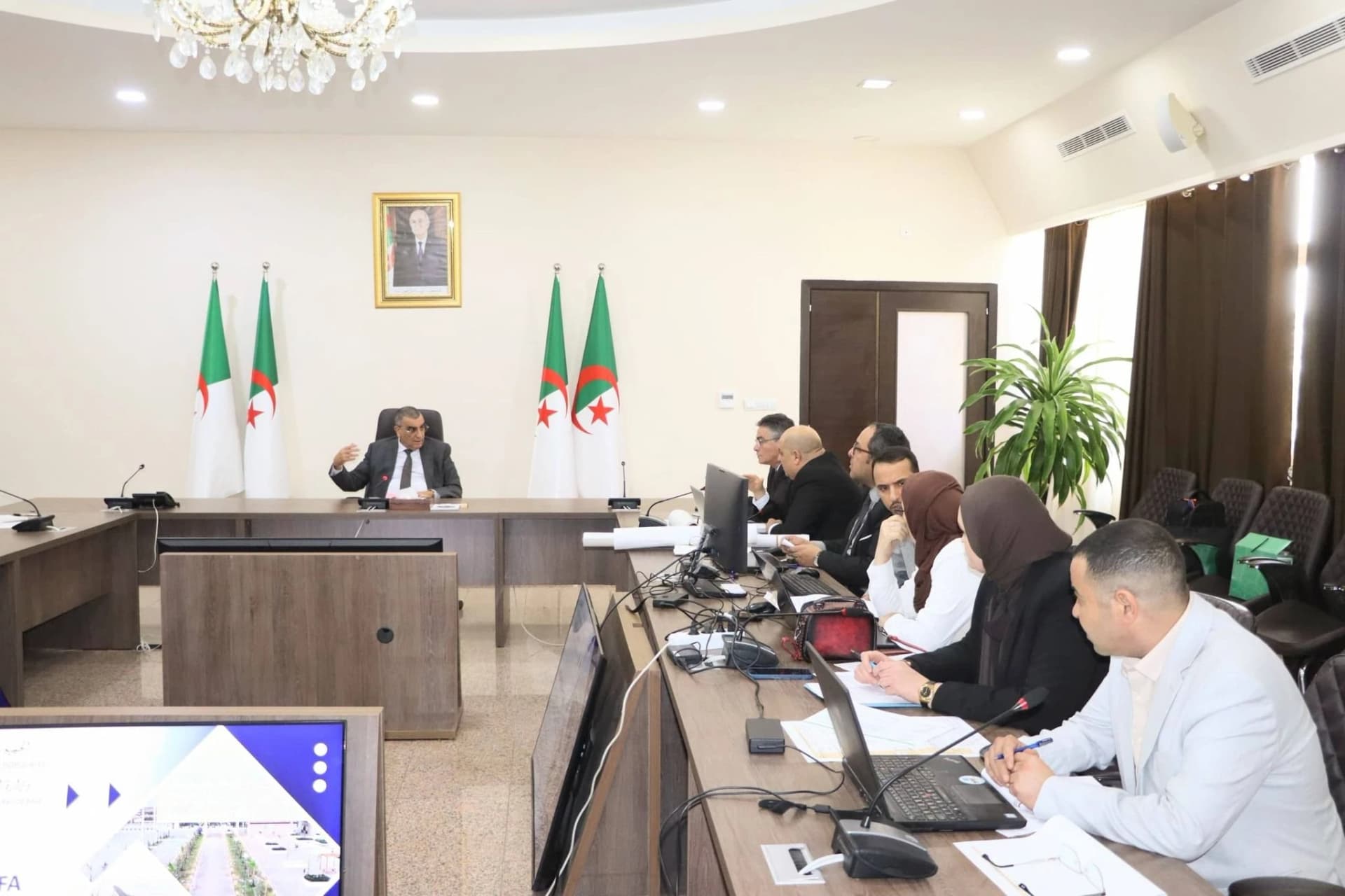وزير الأشغال العمومية يترأس اجتماعا تنسيقيا لمتابعة مشاريع السكك الحديدية