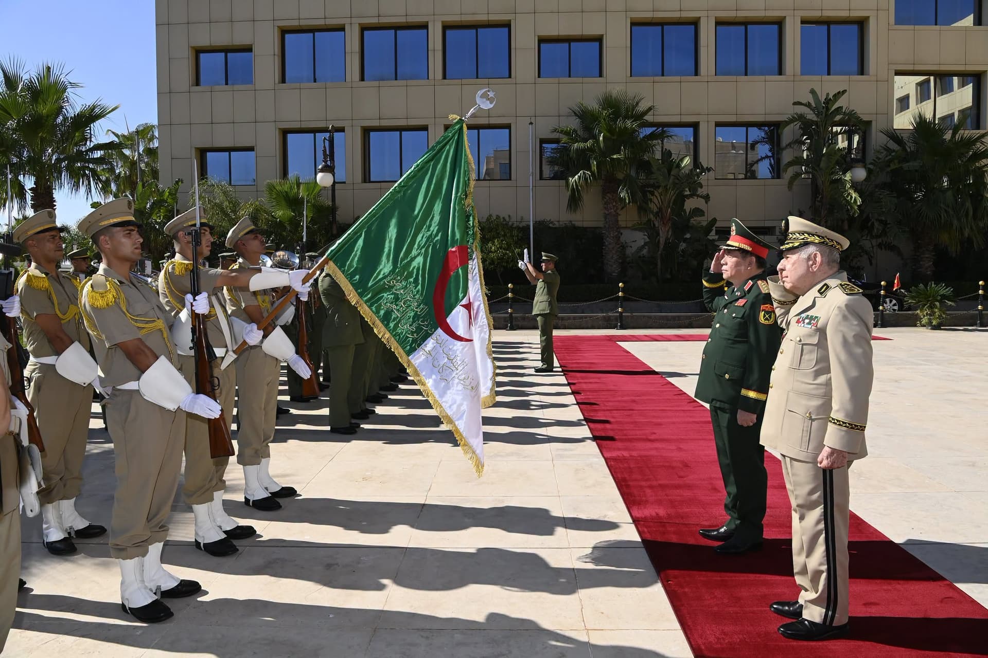 الفريق أول السعيد شنقريحة يستقبل مدير الدائرة العامة لسياسة الجيش الشعبي الفيتنامي