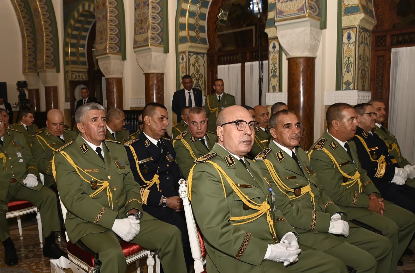 رئيس الجمهورية يترأس مراسم حفل إسداء الأوسمة بقصر الشعب