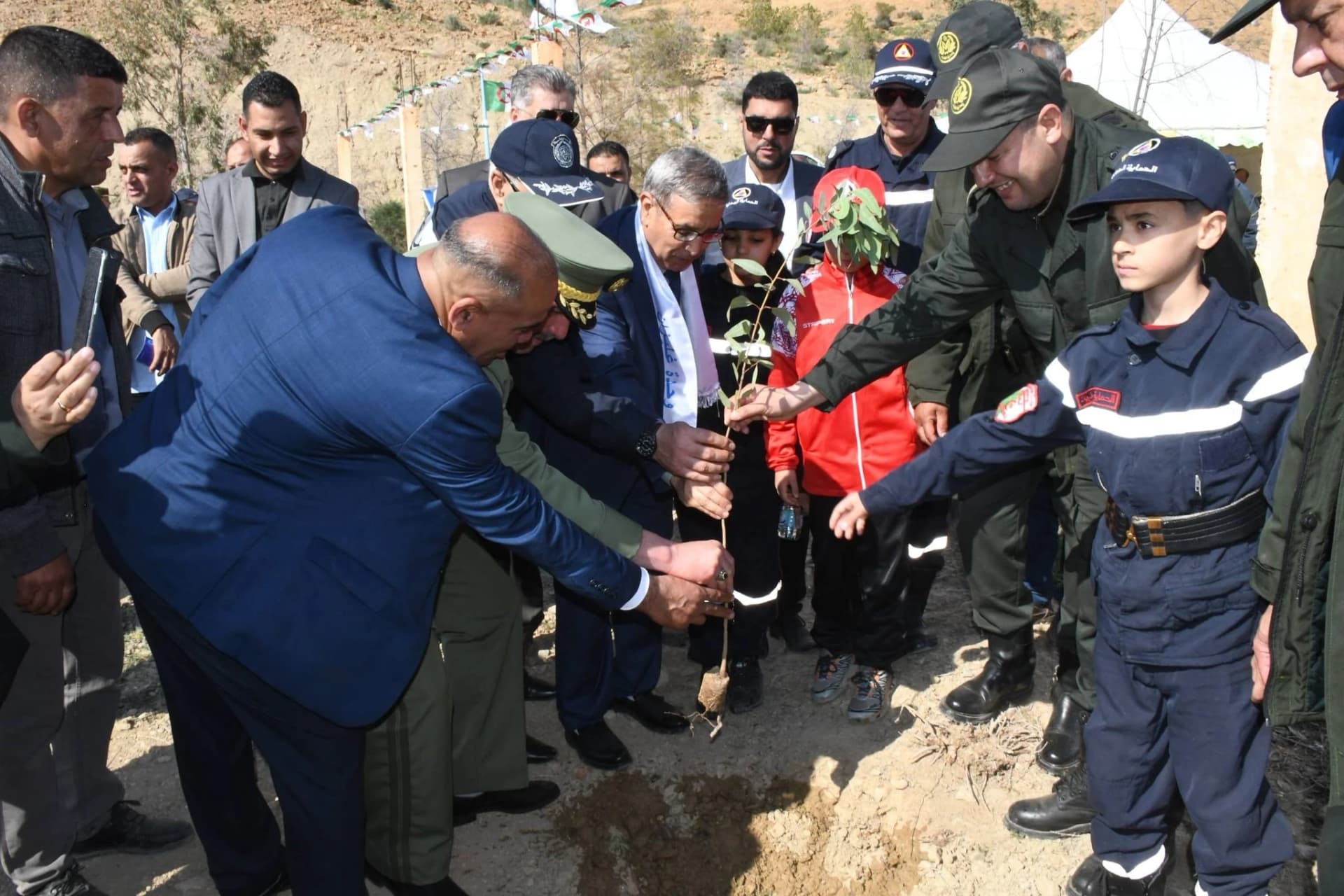 عمليات تشجير ونشاطات تحسيسية مختلفة ببعض ولايات الغرب