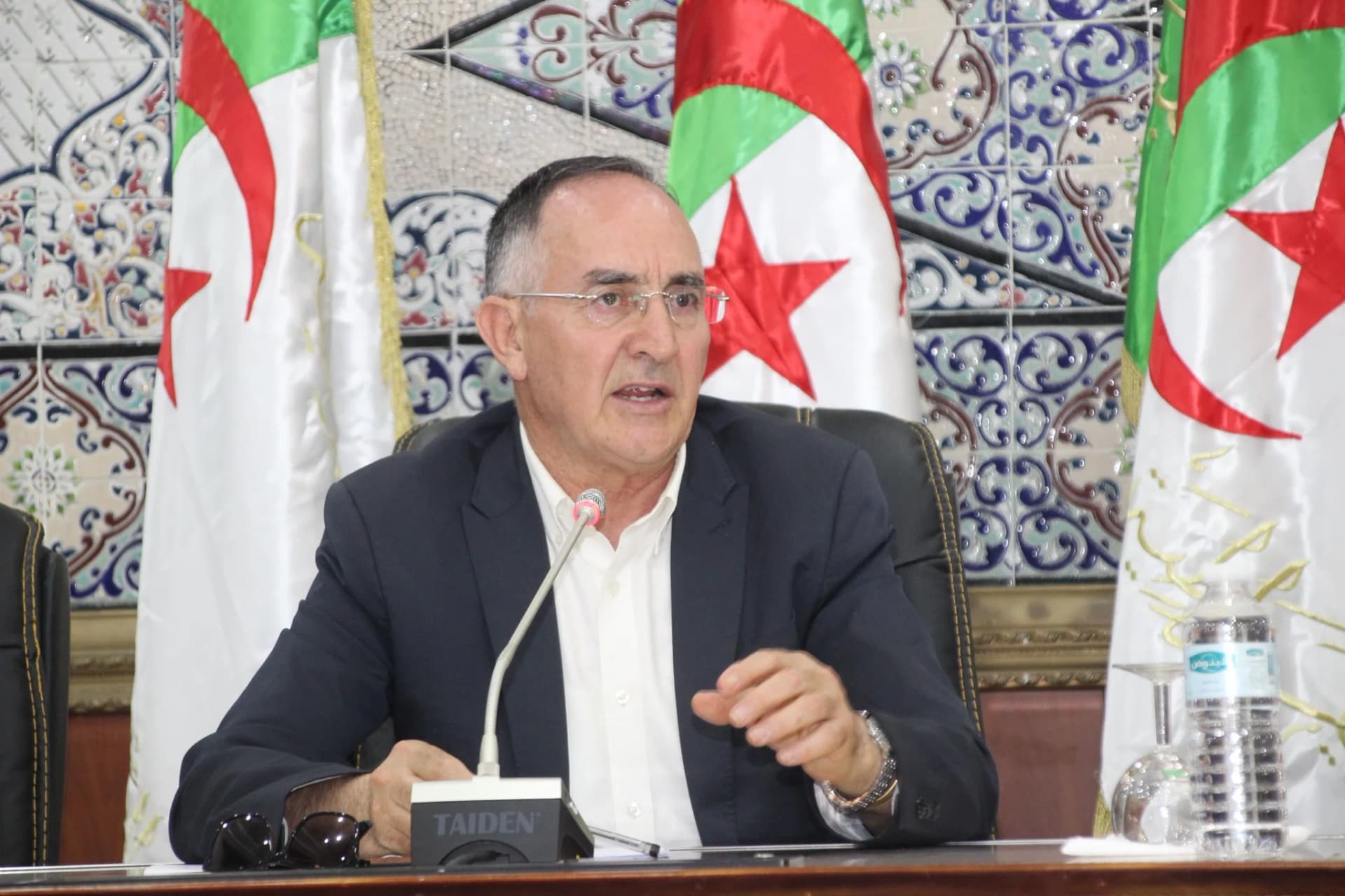 رئيس اللجنة الوطنية المكلفة بتنظيم الطبعة الأولى من الألعاب المدرسية الإفريقية السيد " عمار ابراهمية " رفقة السيد ممثل وزير الرياضة و أعضاء اللجنة وهذا بعد الزيارة التفقدية التي تمت لمعاينة المنشآت والهياكل الرياضية المقترحة لاحتضان مختلف المنافسات التي ستقام بولاية سطيف