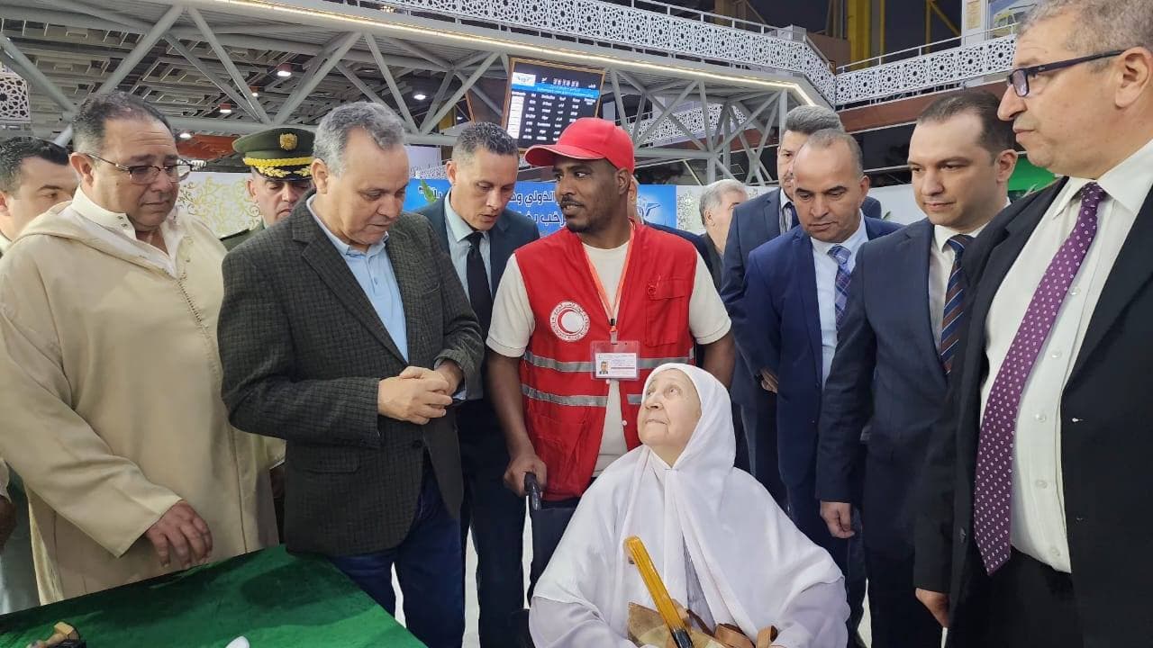 مغادرة أول فوج من الحجاج من مطار وهران الدولي إلى البقاع المقدسة