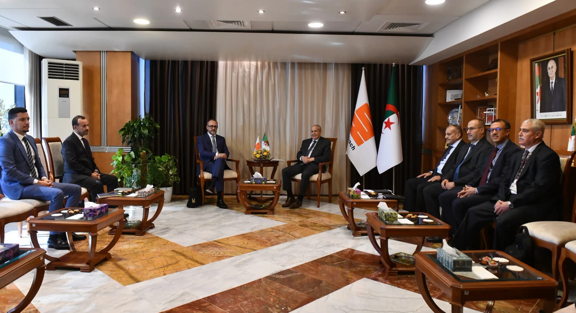 السيد حشيشي يبحث مع وفد عن شركة "جون كراين" البريطانية فرص الشراكة الثنائية