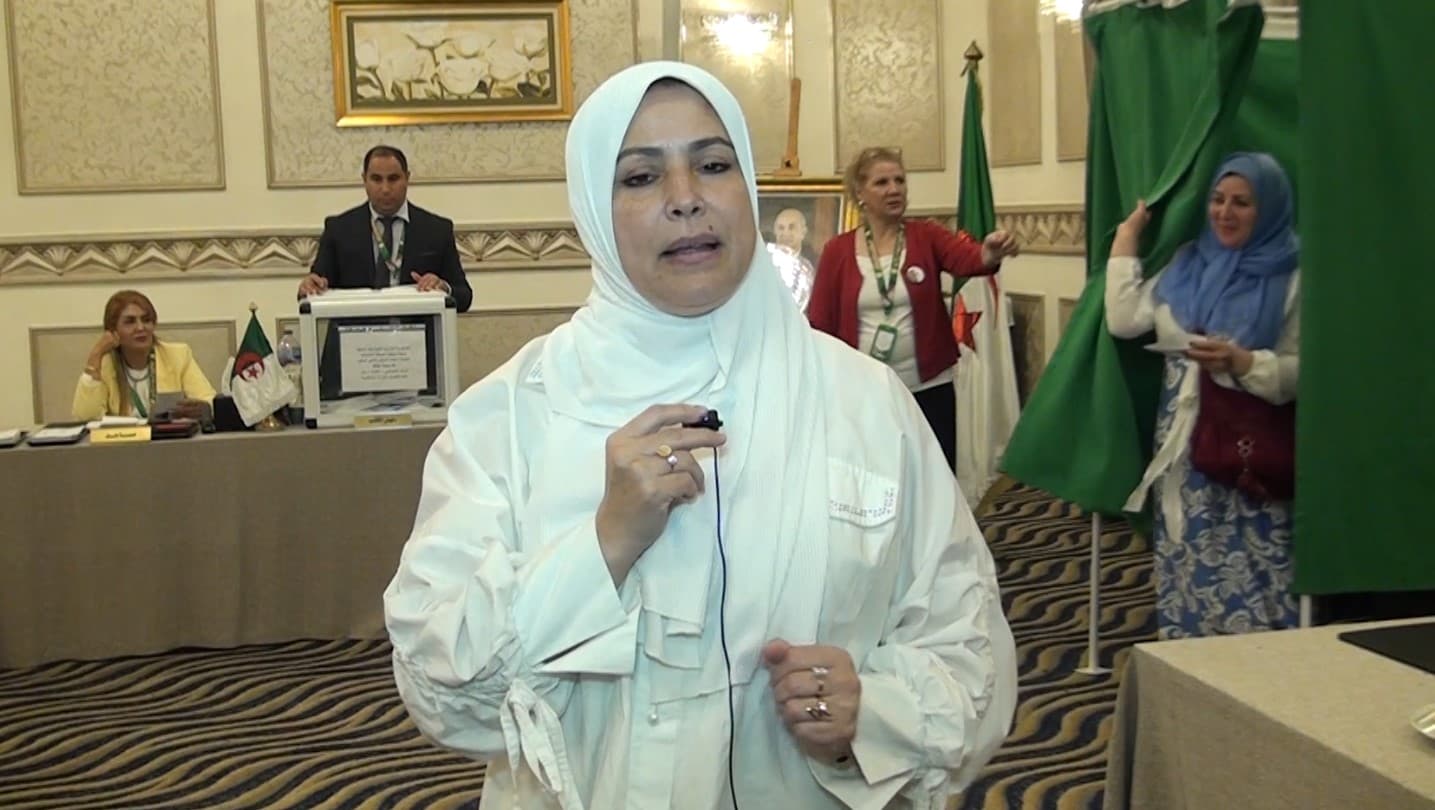 العائلات الجزائرية بمصر تصطحب أطفالها إلى مكتب التصويت لتعزيز الارتباط بالوطن