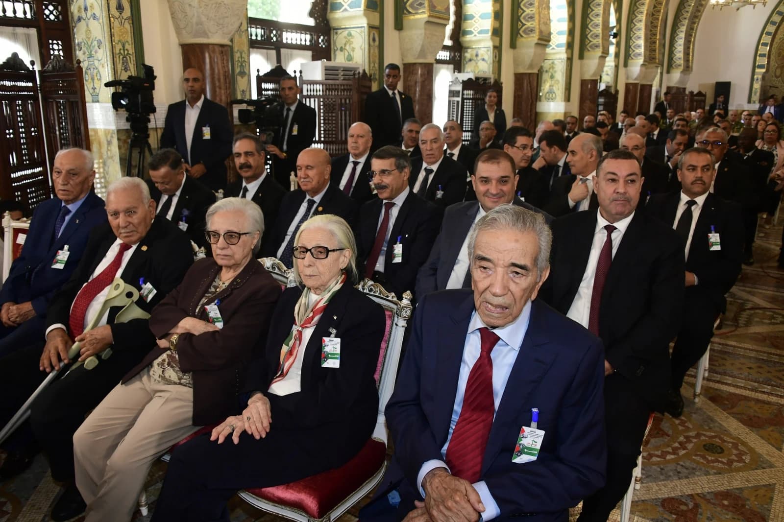 رئيس الجمهورية يترأس مراسم حفل إسداء الأوسمة بقصر الشعب