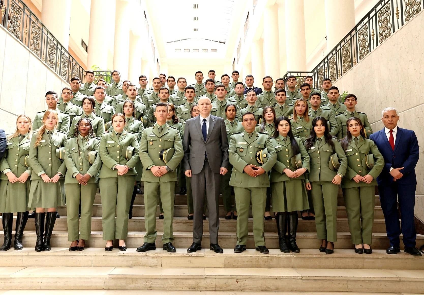 ضباط متربصون بالمدرسة العليا العسكرية للإعلام والاتصال في زيارة ميدانية إلى