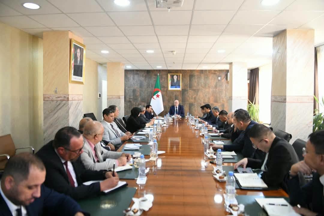 بشير يبحث تطوير المشروع مع وفد من مجموعة صينية