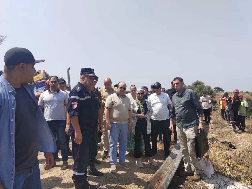 الوزير الأول يصل إلى مكان وقوع حادث انحراف وانقلاب حافلة نقل مسافرين ببرحمون الكرمة