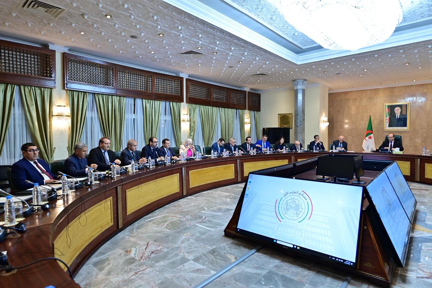 الوزير الأول يشرف على اجتماع عمل لمتابعة تنفيذ عقود الاستثمار مع الشركاء الأفارقة