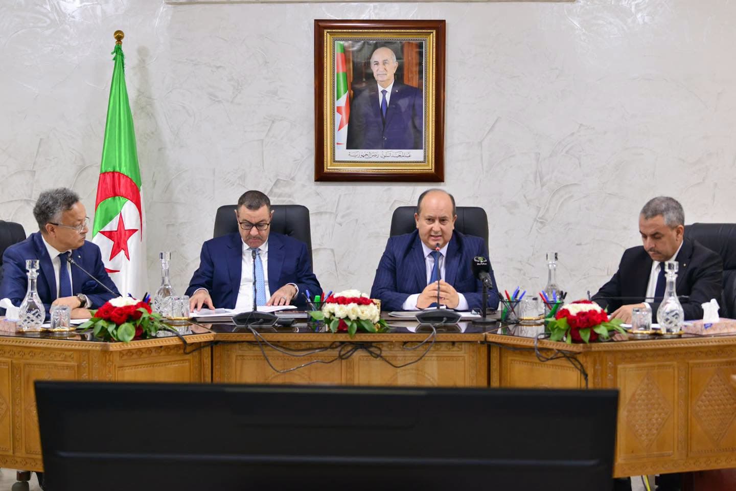 الوزير الأول يترأس اجتماعا مع الولاة حول الدخول الجامعي ومنظومتي النقل والإطعام المدرسيين