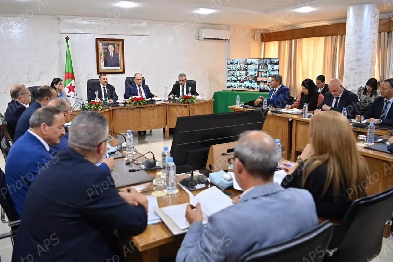 عملا بتوجيهات رئيس الجمهورية, الوزير الأول يترأس اجتماعا تحضيرا للدخول الاجتماعي المقبل