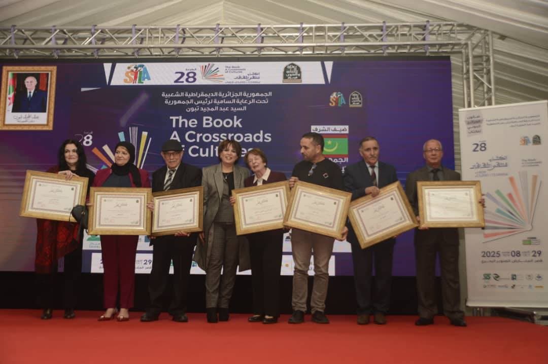 بن دودة تشرف على اختتام صالون الدولي للكتاب بتتويج الفائزين بجائزة "كتابي الأول" وتكريم شخصيات والمشاركة في انطلاق "قافلة المعرفة"