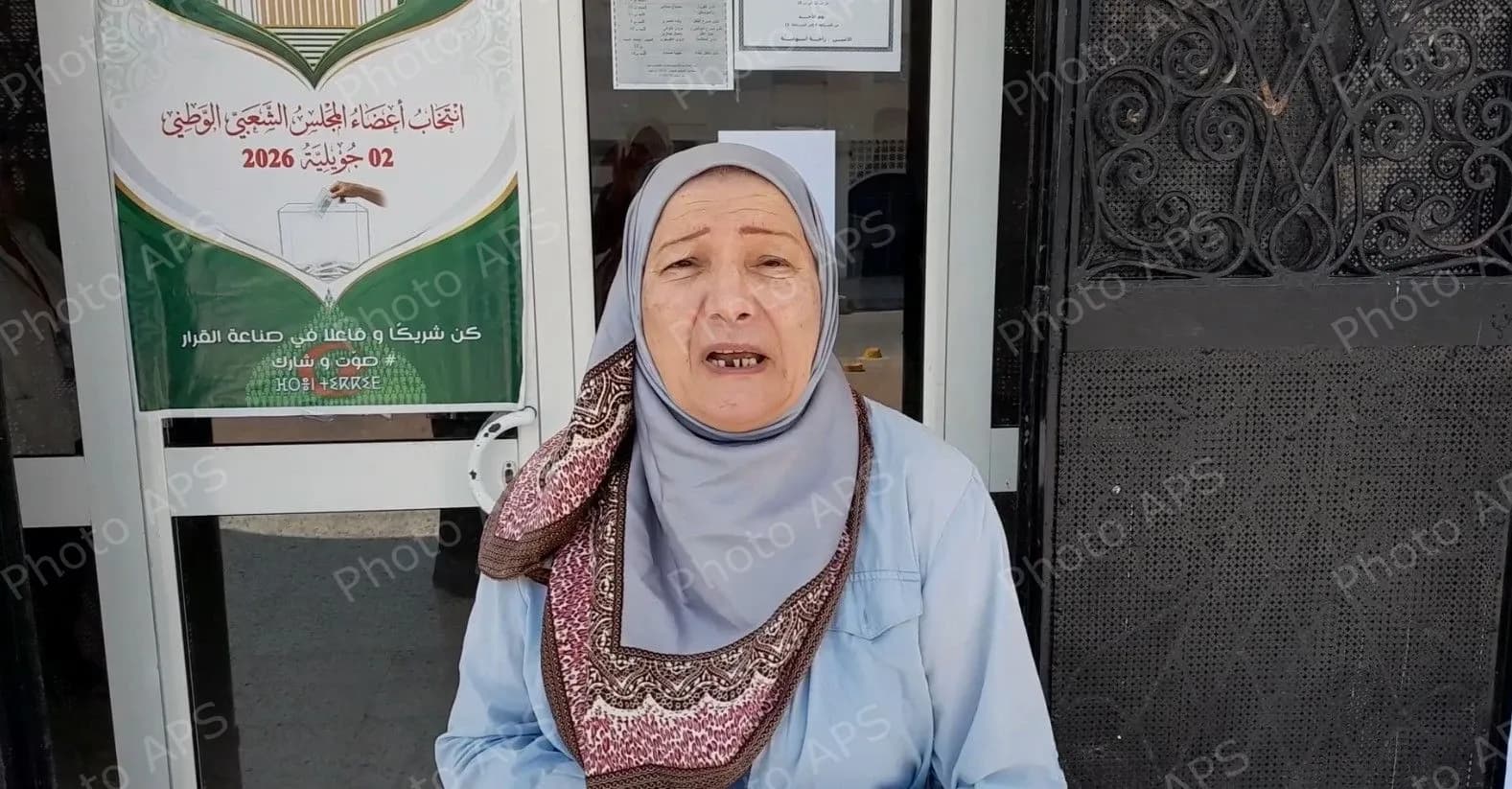الجالية الجزائرية في تونس تجدد تعلقها بالوطن من خلال حرصها على التصويت