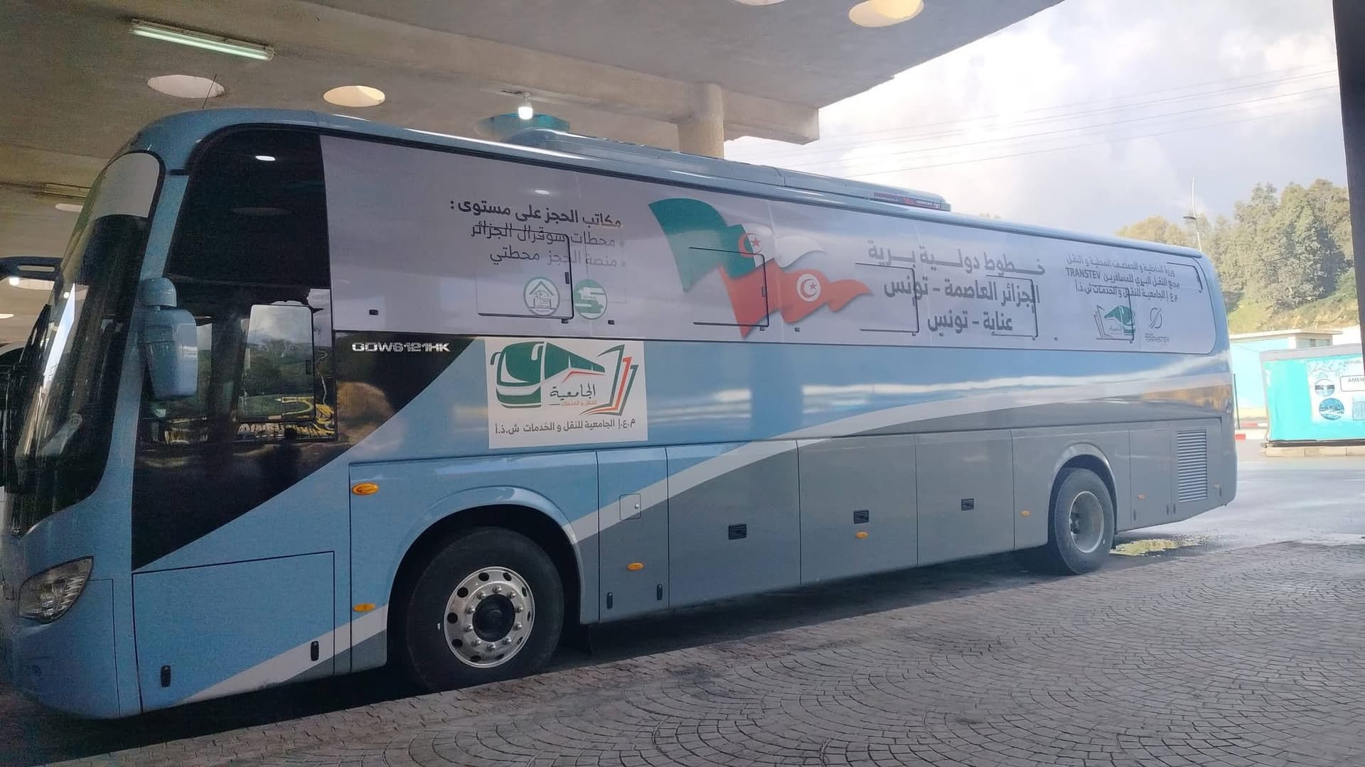 إعطاء إشارة انطلاق خط للنقل بالحافلات بين عنابة وتونس العاصمة