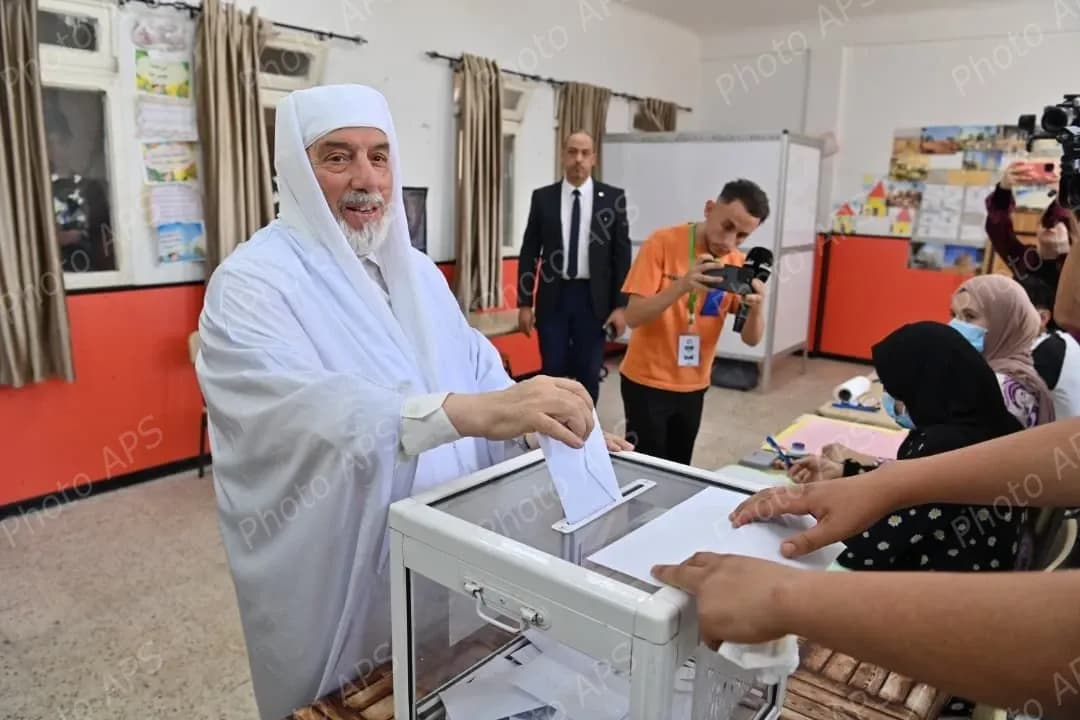 عميد جامع الجزائر يؤدي واجبه الانتخابي
