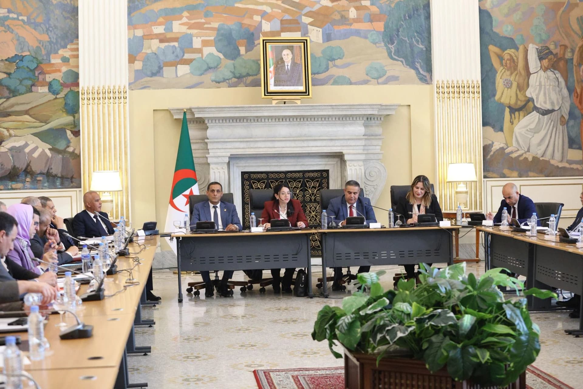 السيدة عبد اللطيف تعرض نص قانون ممارسة الأنشطة التجارية أمام اللجنة المختصة