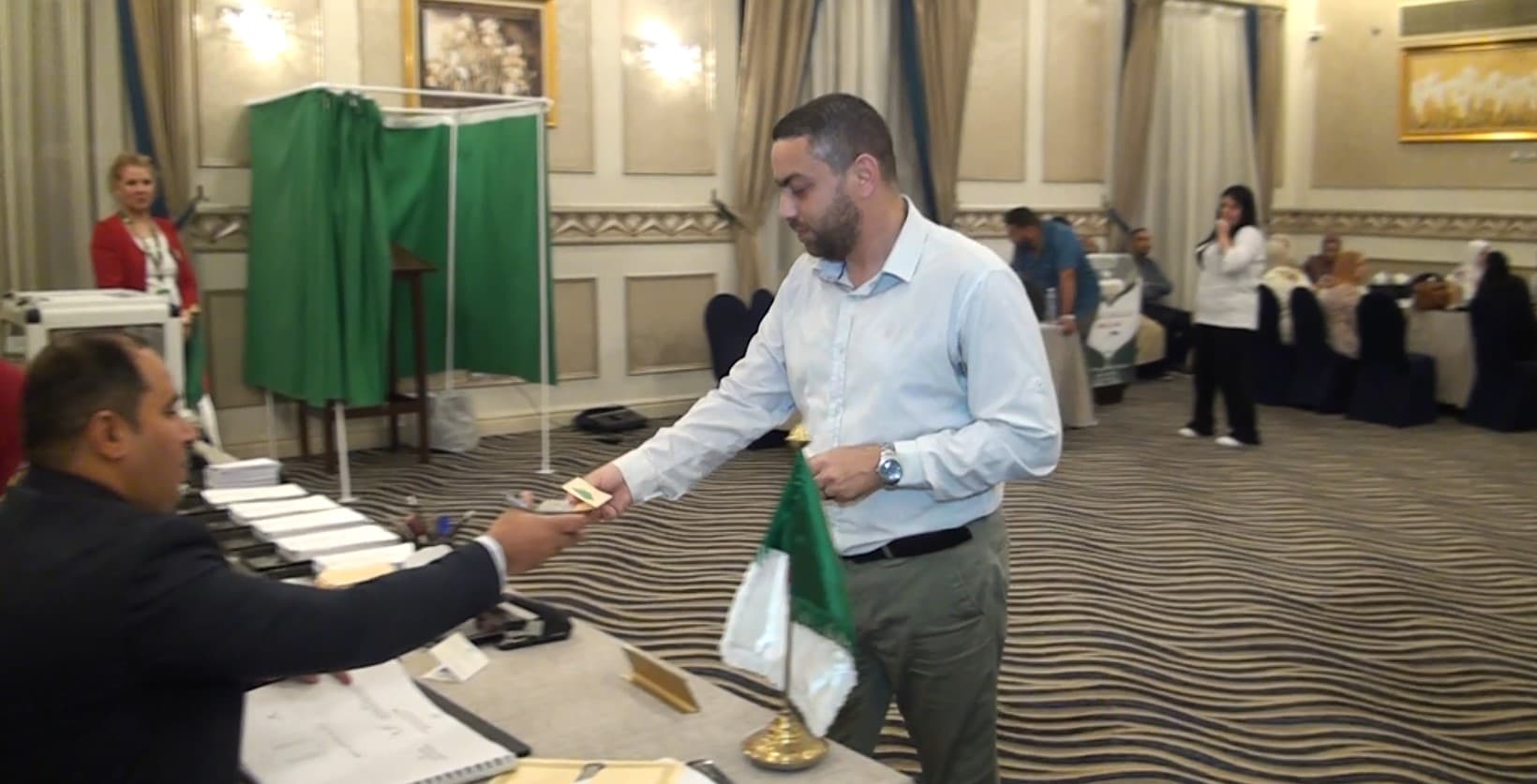 العائلات الجزائرية بمصر تصطحب أطفالها إلى مكتب التصويت لتعزيز الارتباط بالوطن