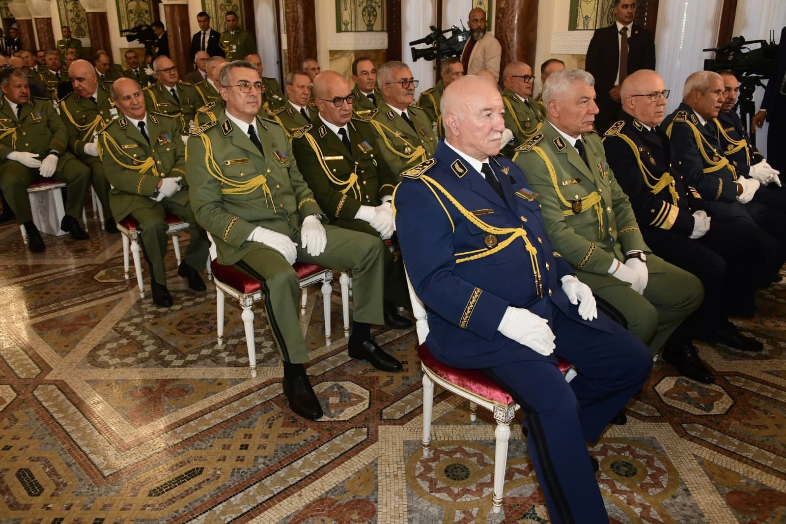 رئيس الجمهورية يترأس مراسم حفل إسداء الأوسمة بقصر الشعب