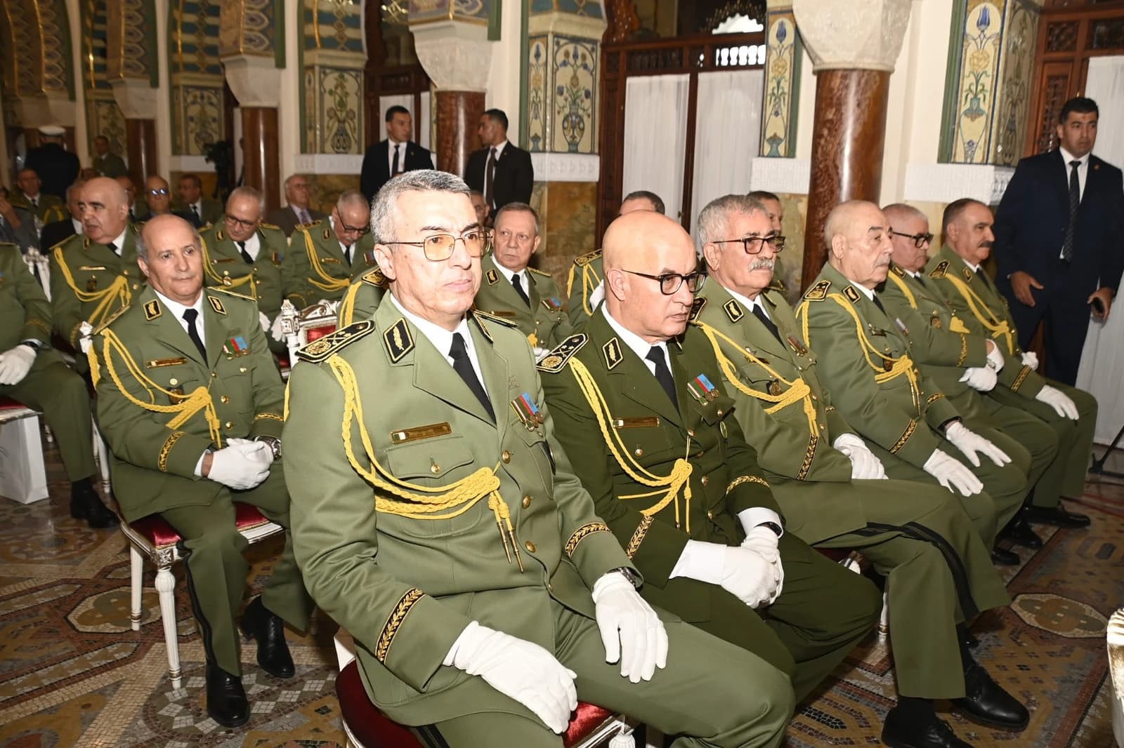 رئيس الجمهورية يترأس مراسم حفل إسداء الأوسمة بقصر الشعب