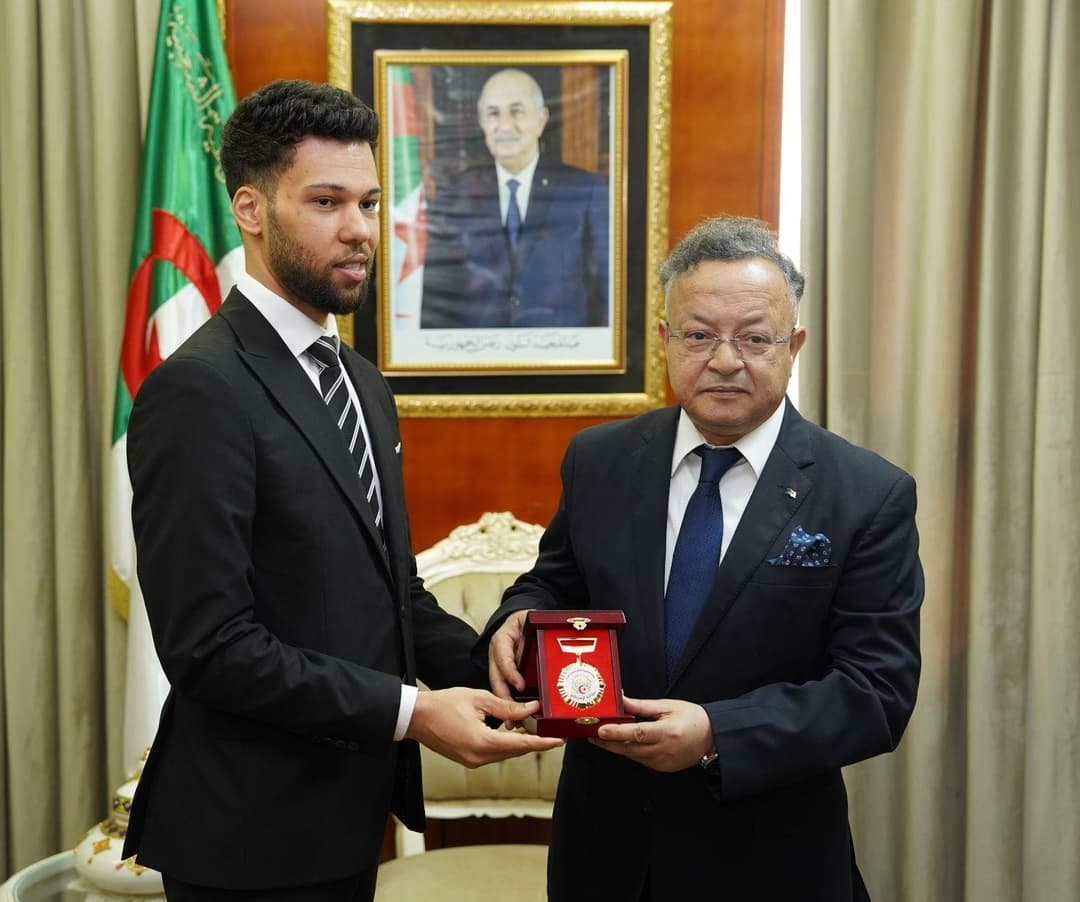 وزير التعليم العالي يكرم الباحث العيد دردابو المتوج بلقب "نجوم العلوم"