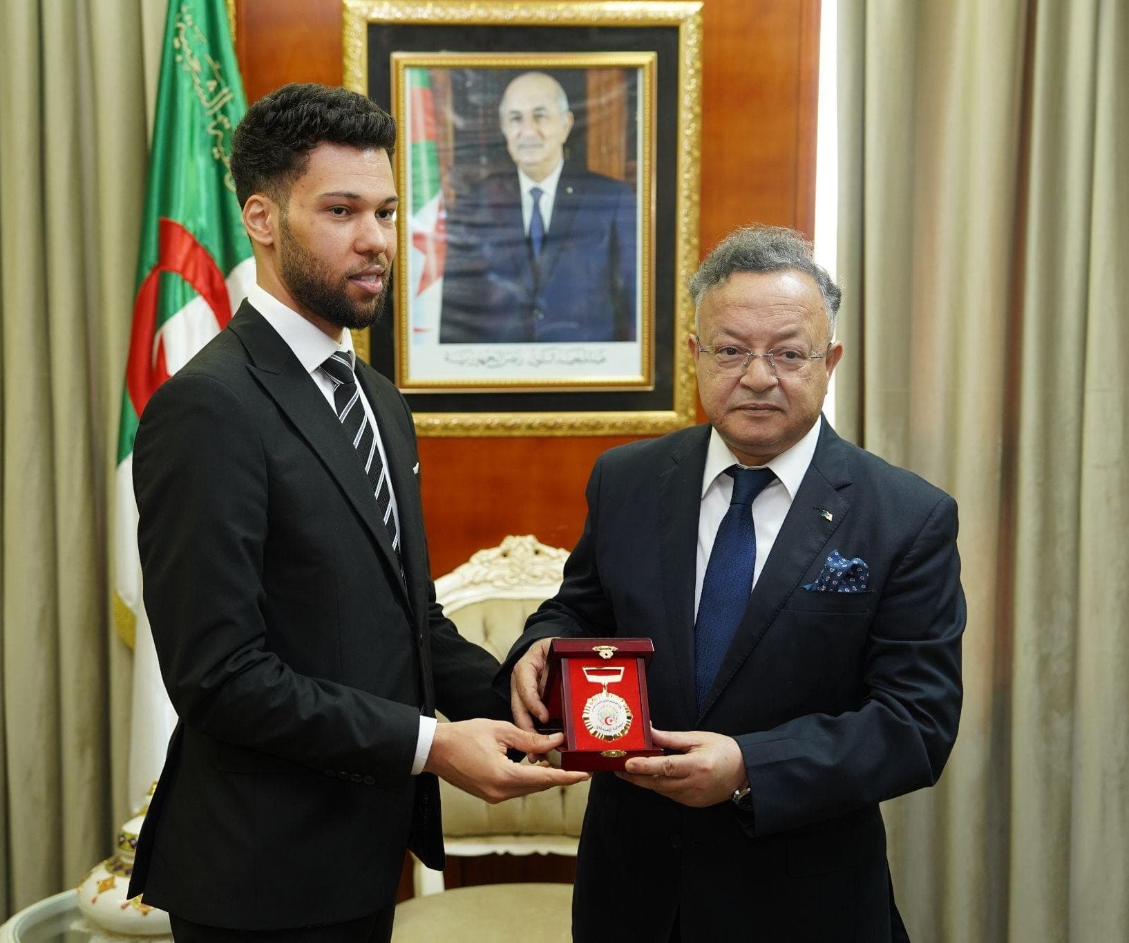 وزير التعليم العالي يكرم الباحث العيد دردابو المتوج بلقب "نجوم العلوم"