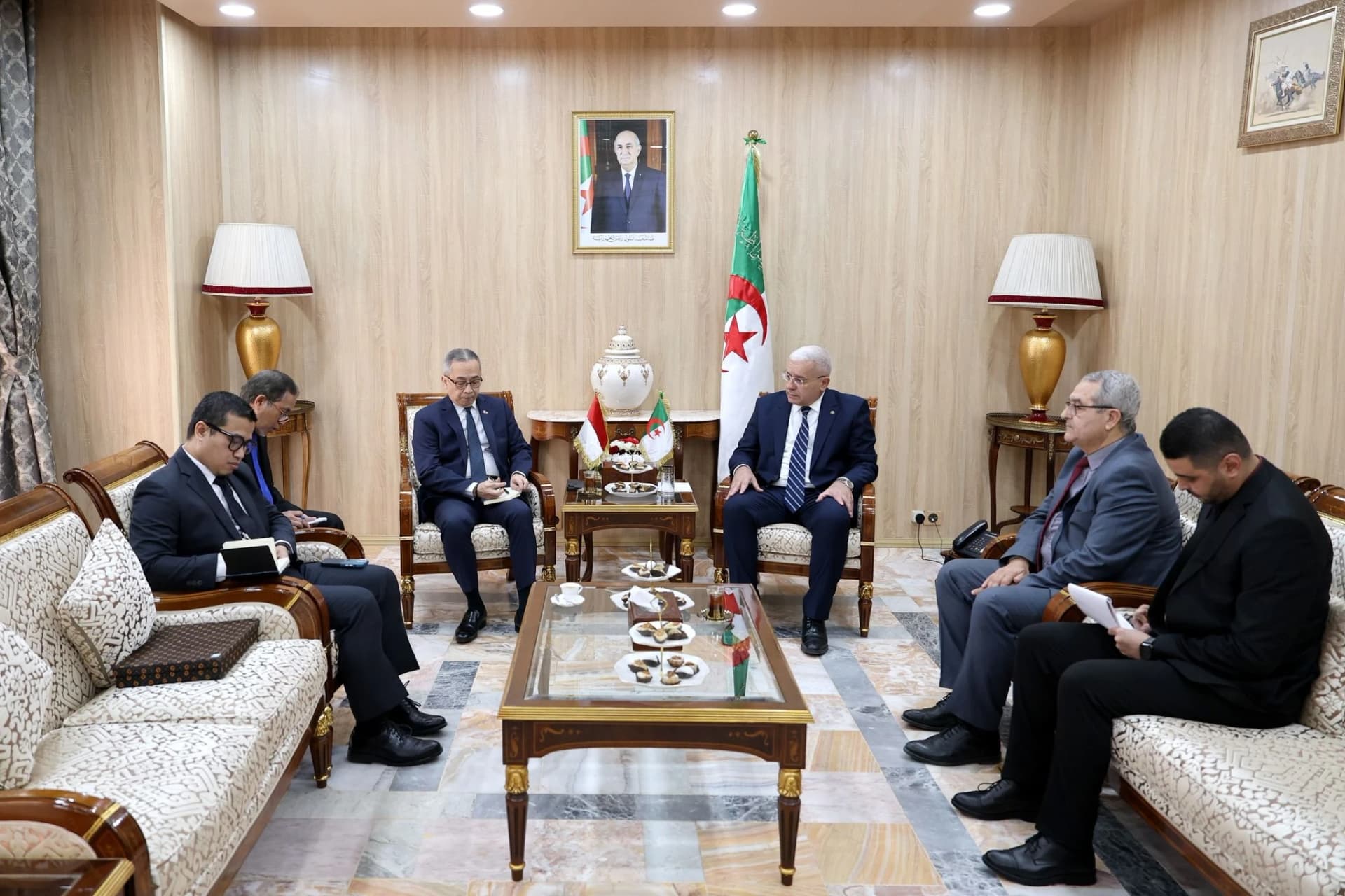 رئيس المجلس الشعبي الوطني يستقبل سفير إندونيسيا لدى الجزائر