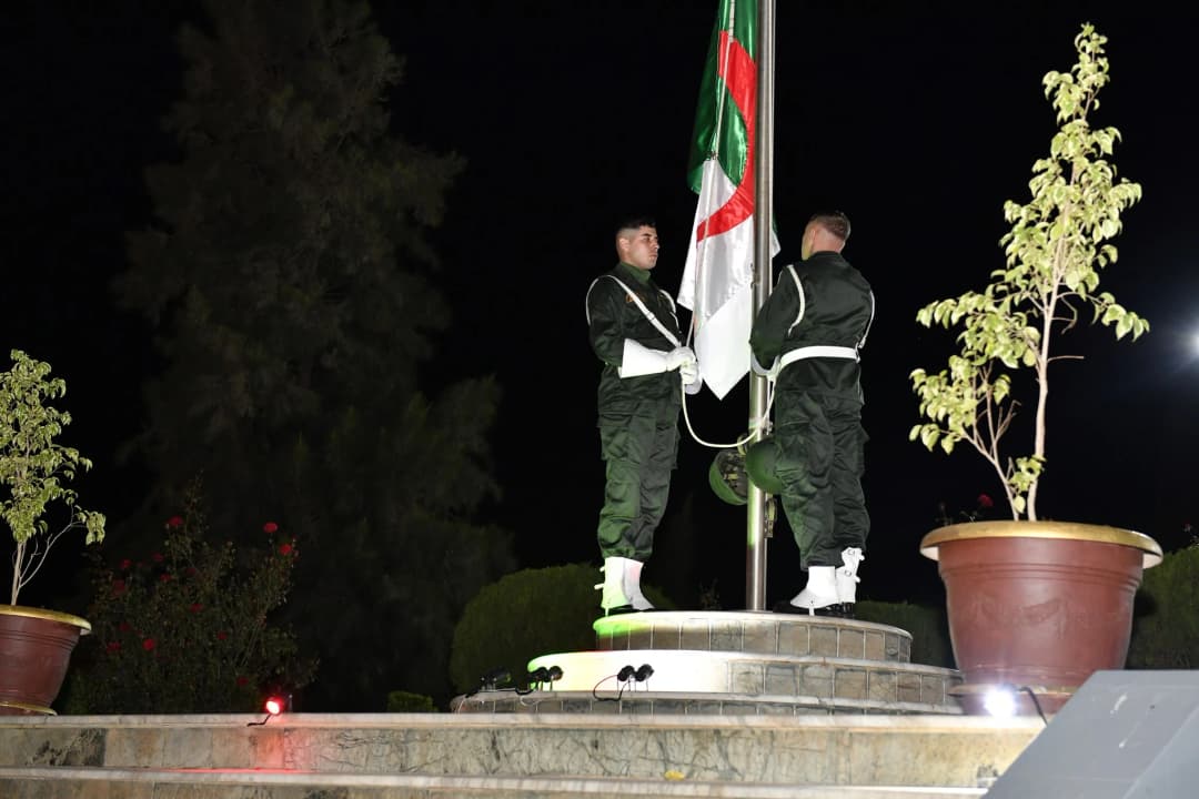 رفع العلم الوطني ليلة الفاتح نوفمبر على الساعة الصفر عبر الهياكل التابعة للجيش الوطني الشعبي