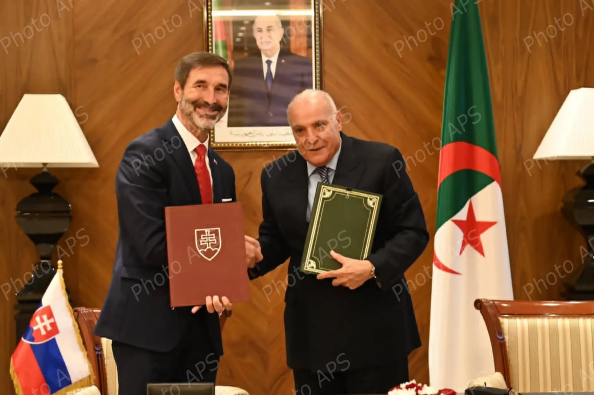 عطاف يستقبل نظيره السلوفاكي