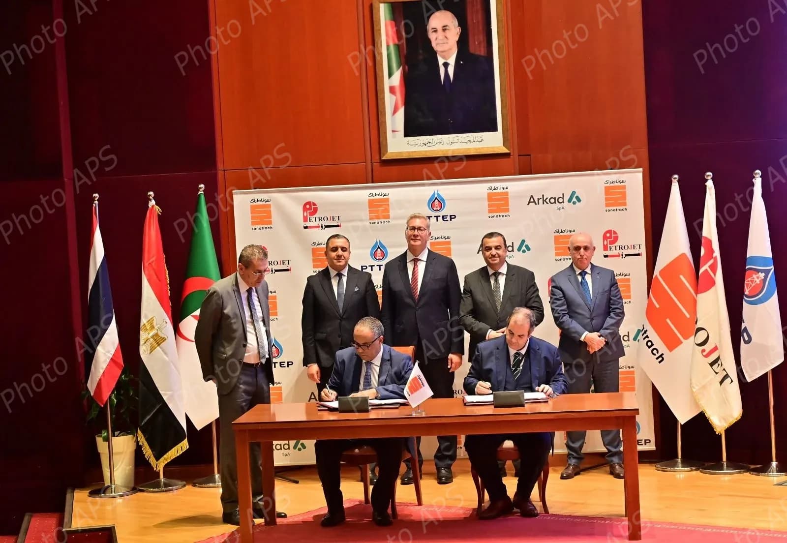 توقيع اتفاقيتين لتطوير حقل حاسي بئر ركايز وتصدير المواد البترولية إلى مصر