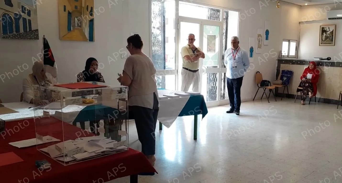 الجالية الجزائرية في تونس تجدد تعلقها بالوطن من خلال حرصها على التصويت