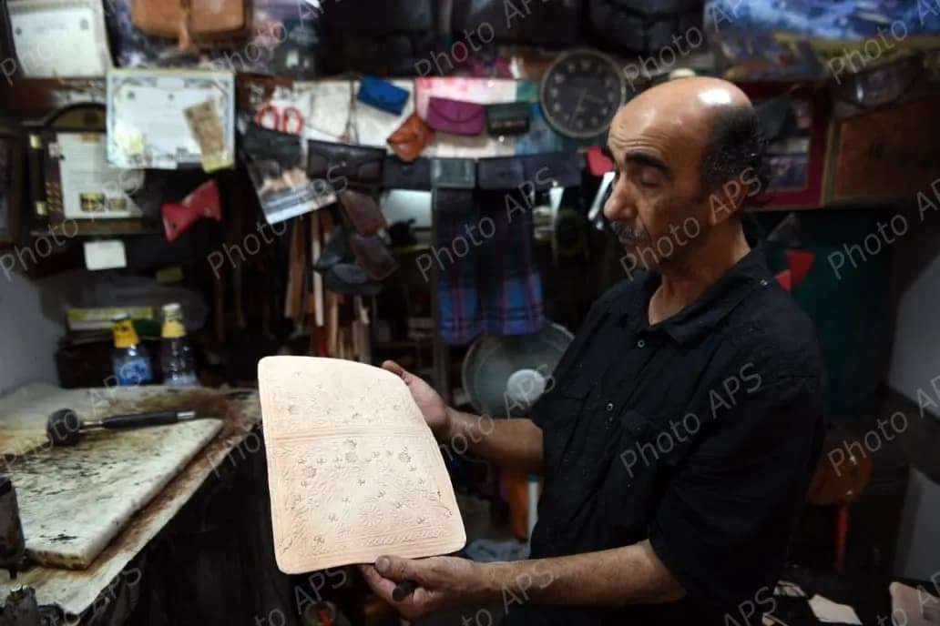 الجزائر (وأج) – في قلب قصبة الجزائر، يواصل الخراز الحفاظ على حرفة عريقة من خلال حركات دقيقة وتقنيات تقليدية في صناعة الجلود، ليقدم إبداعات تجمع بين الأصالة وإتقان الحرفة واللمسة الفنية