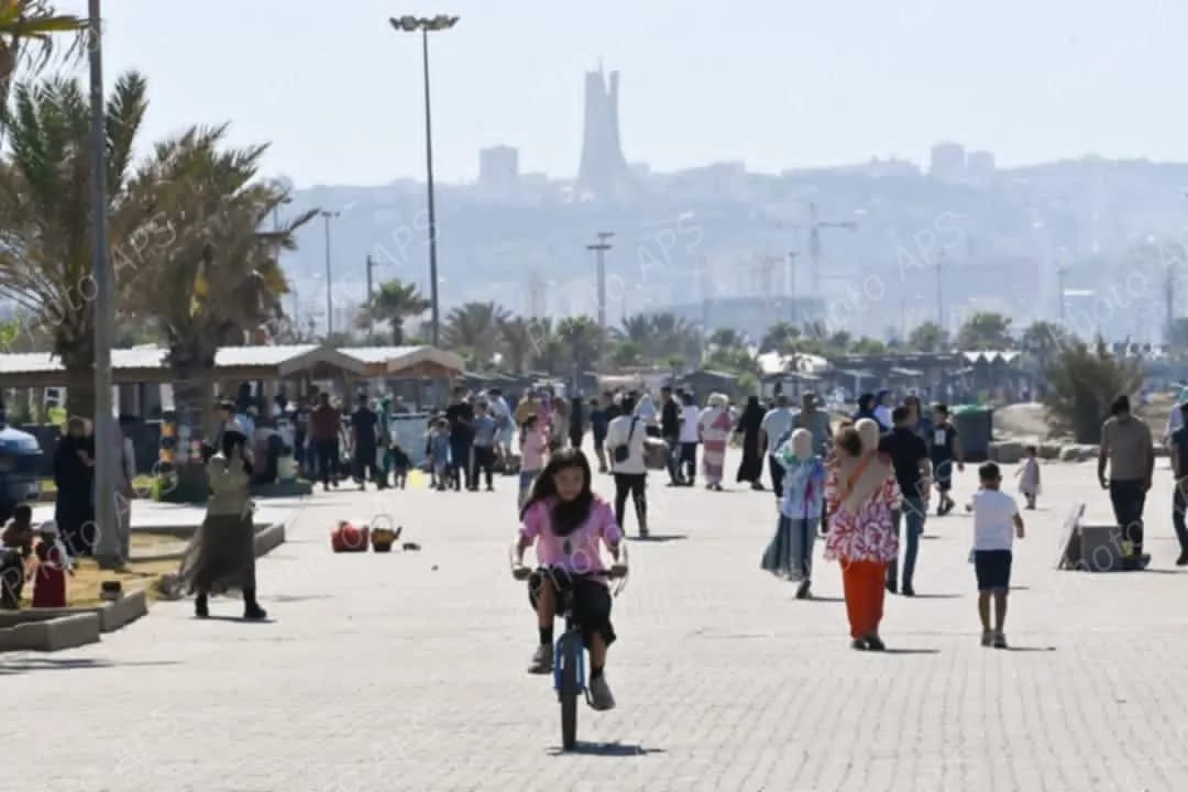 فضلت العديد من العائلات بولاية الجزائر قضاء ثاني أيام عيد الأضحى بالمنتزهات والفضاءات العامة بحثا عن فسحات للراحة والترفيه, خصوصا في ظل الأجواء الربيعية التي تميز هذه الفترة من السنة.