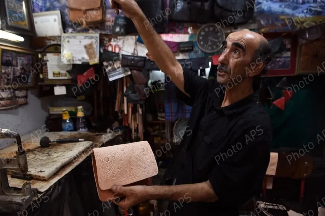 الخراز.. حرفة عريقة و تقنيات تقليدية في صناعة الجلود