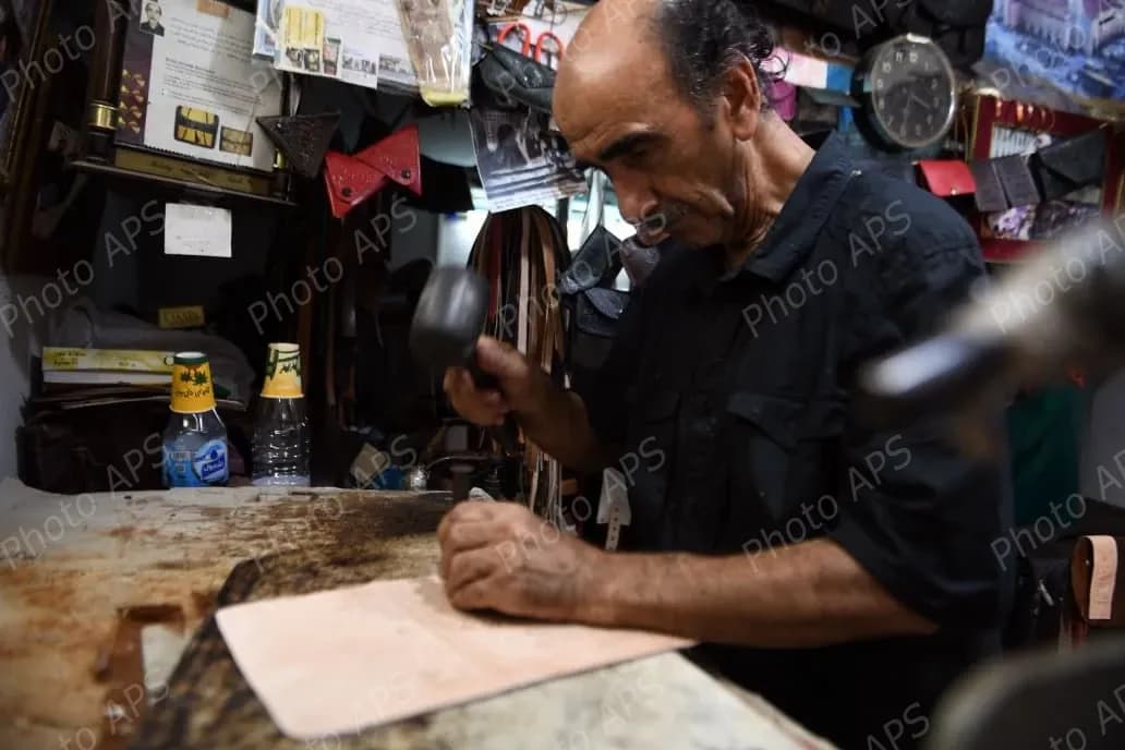 الخراز.. حرفة عريقة و تقنيات تقليدية في صناعة الجلود