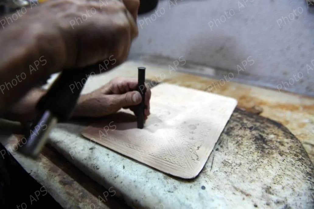 الخراز.. حرفة عريقة و تقنيات تقليدية في صناعة الجلود