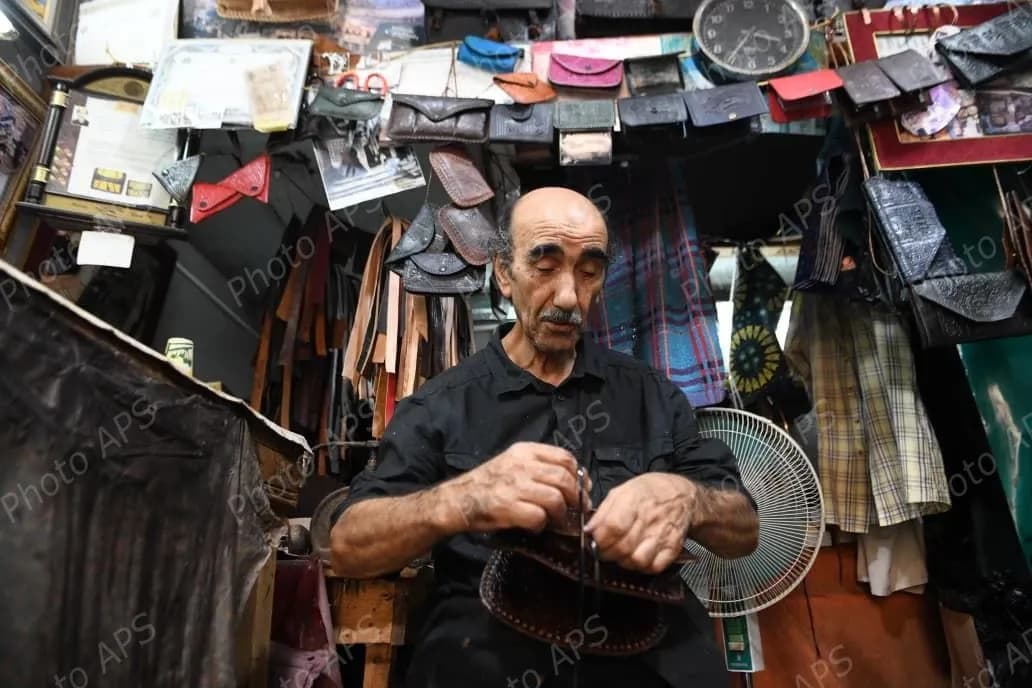الخراز.. حرفة عريقة و تقنيات تقليدية في صناعة الجلود