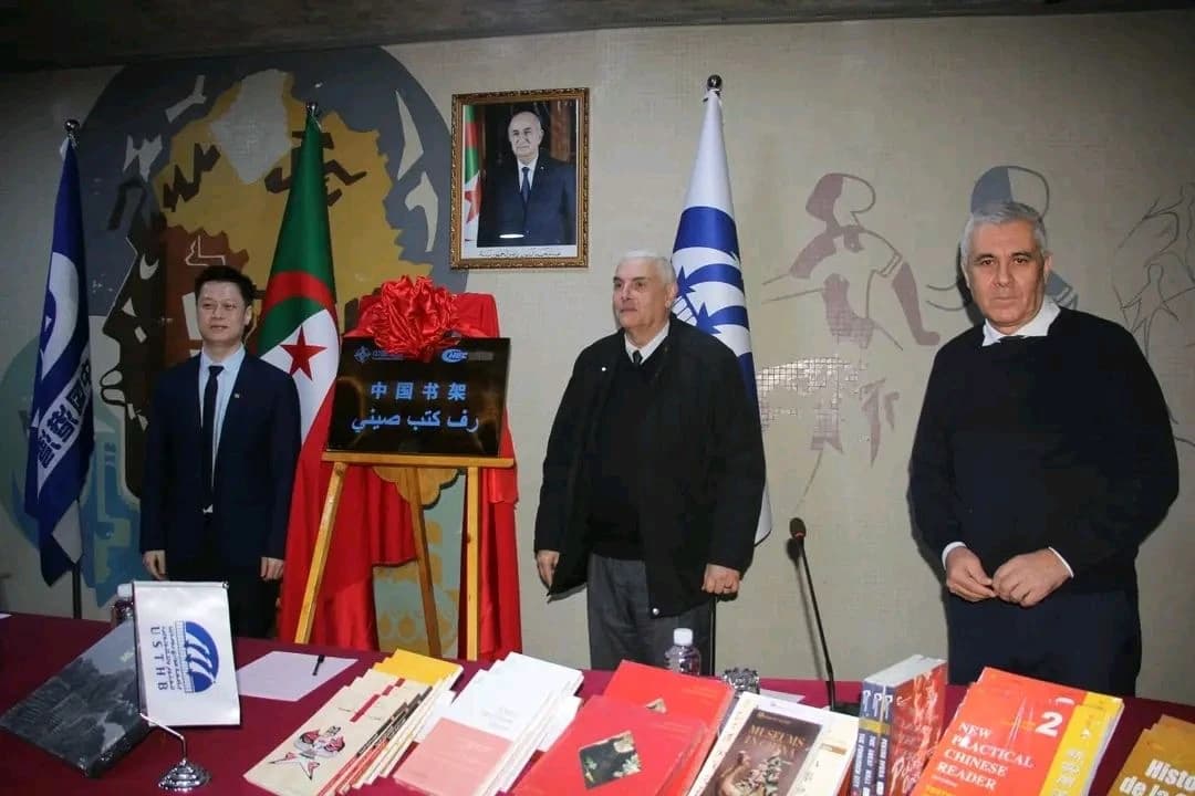 华文书籍在胡阿里·布迈丁科技大学上架