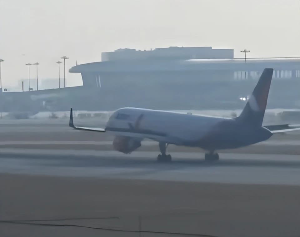 中国：一架载有246人的飞机紧急降落