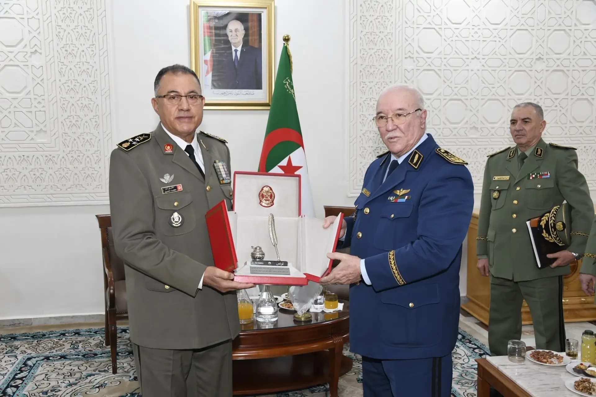 国防部秘书长会见突尼斯陆军参谋长