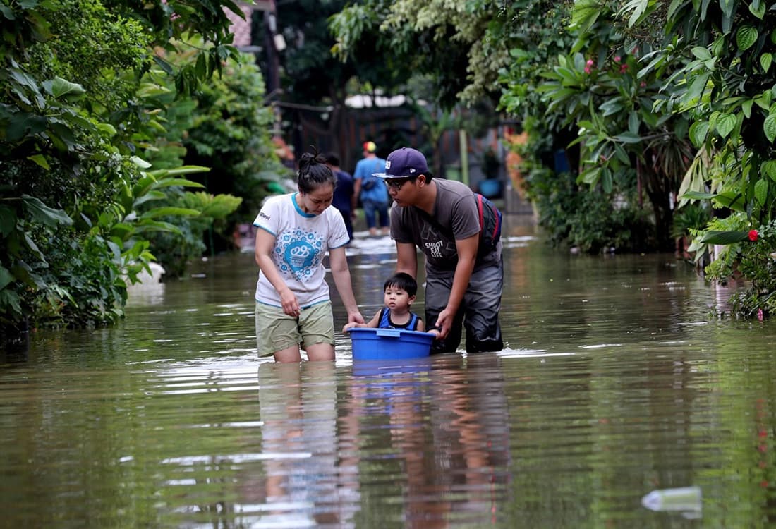 印尼在洪灾后撤销28家企业的许可证