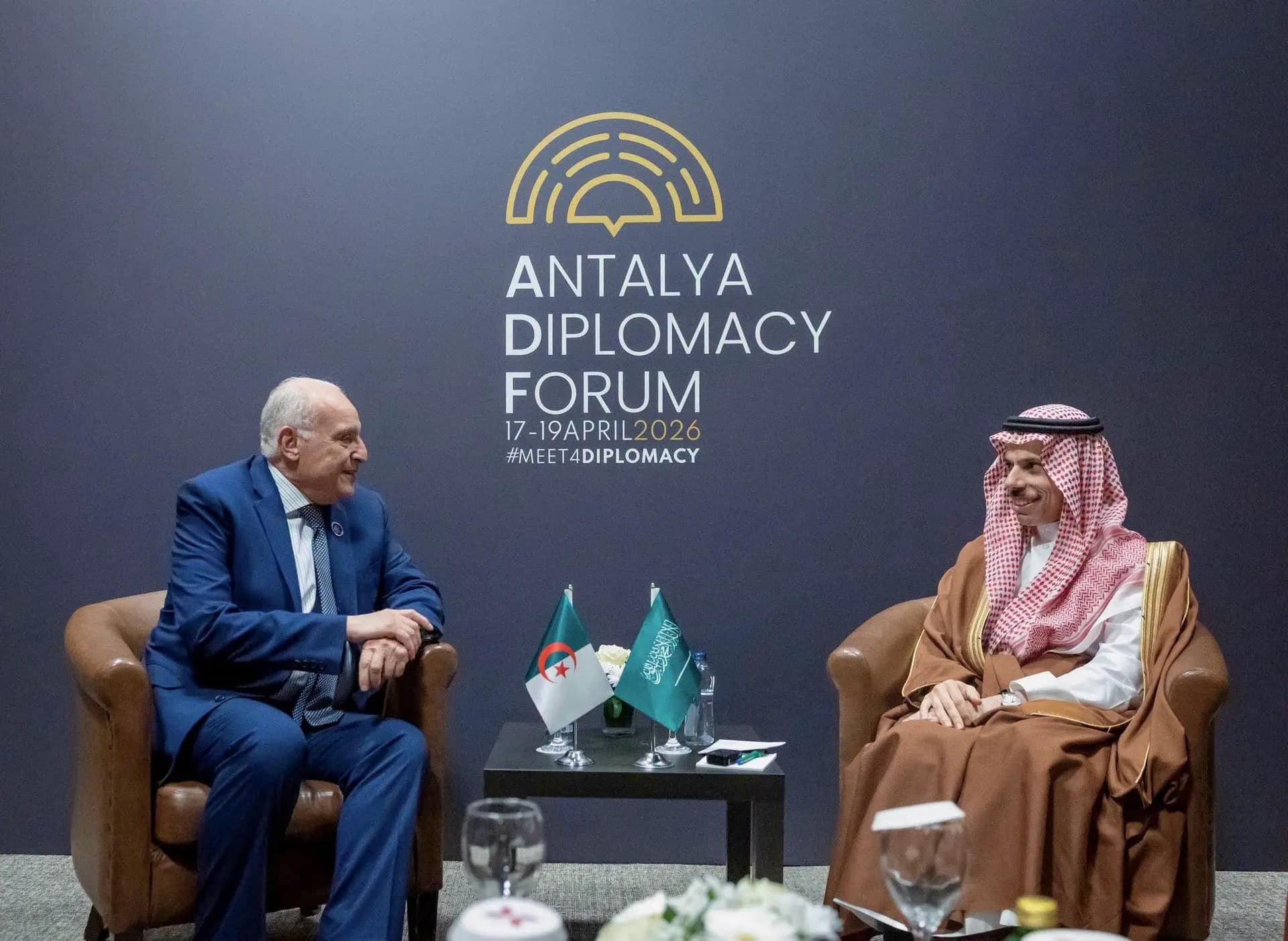 阿塔夫先生在土耳其安塔利亚与沙特阿拉伯外交大臣举行双边会谈