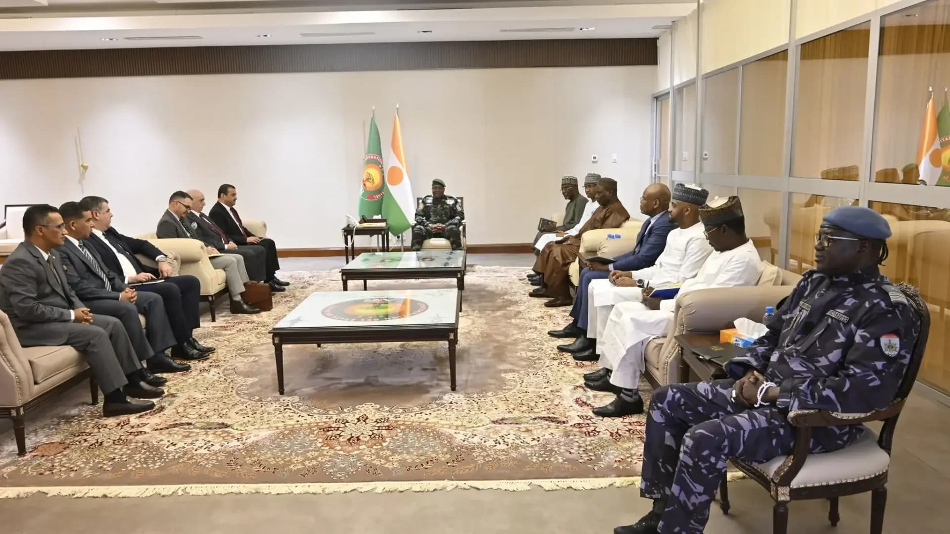 阿尔及利亚能源部长阿尔卡布在尼亚美会见尼日尔总统