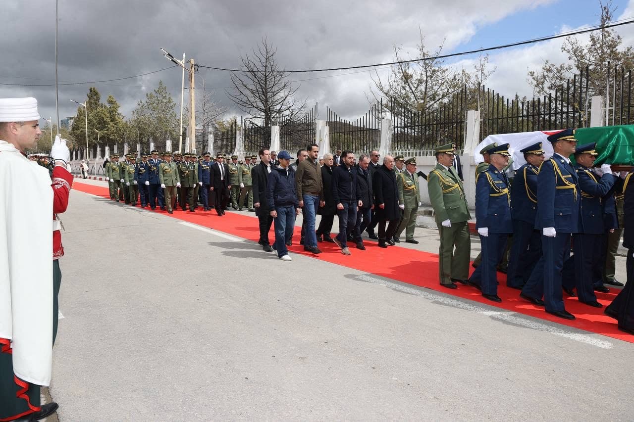 在庄严的官方仪仗中，前总统、革命战士利亚明·泽鲁瓦尔的遗体安葬于最终安息地