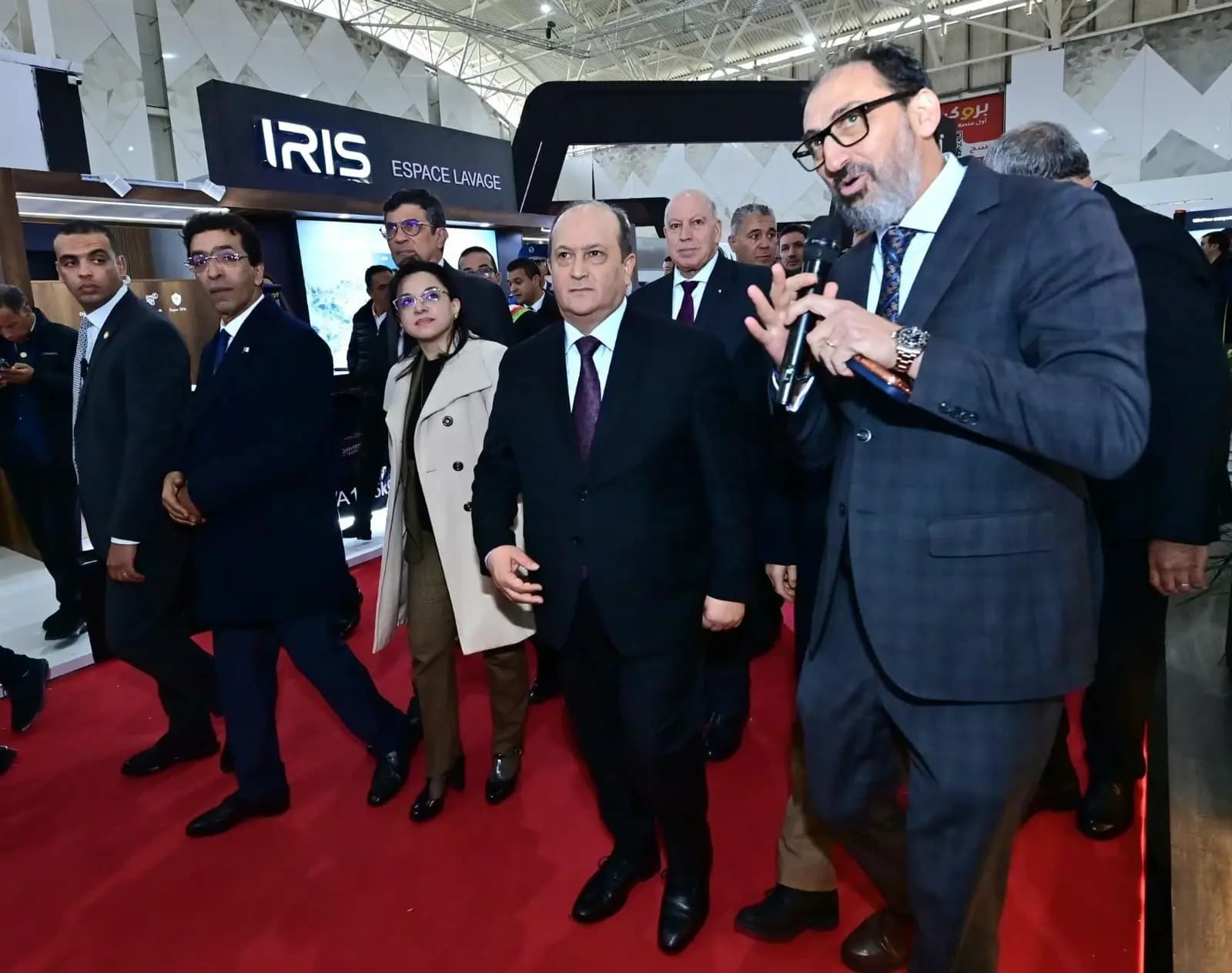 总理访问阿尔及利亚生产展览会