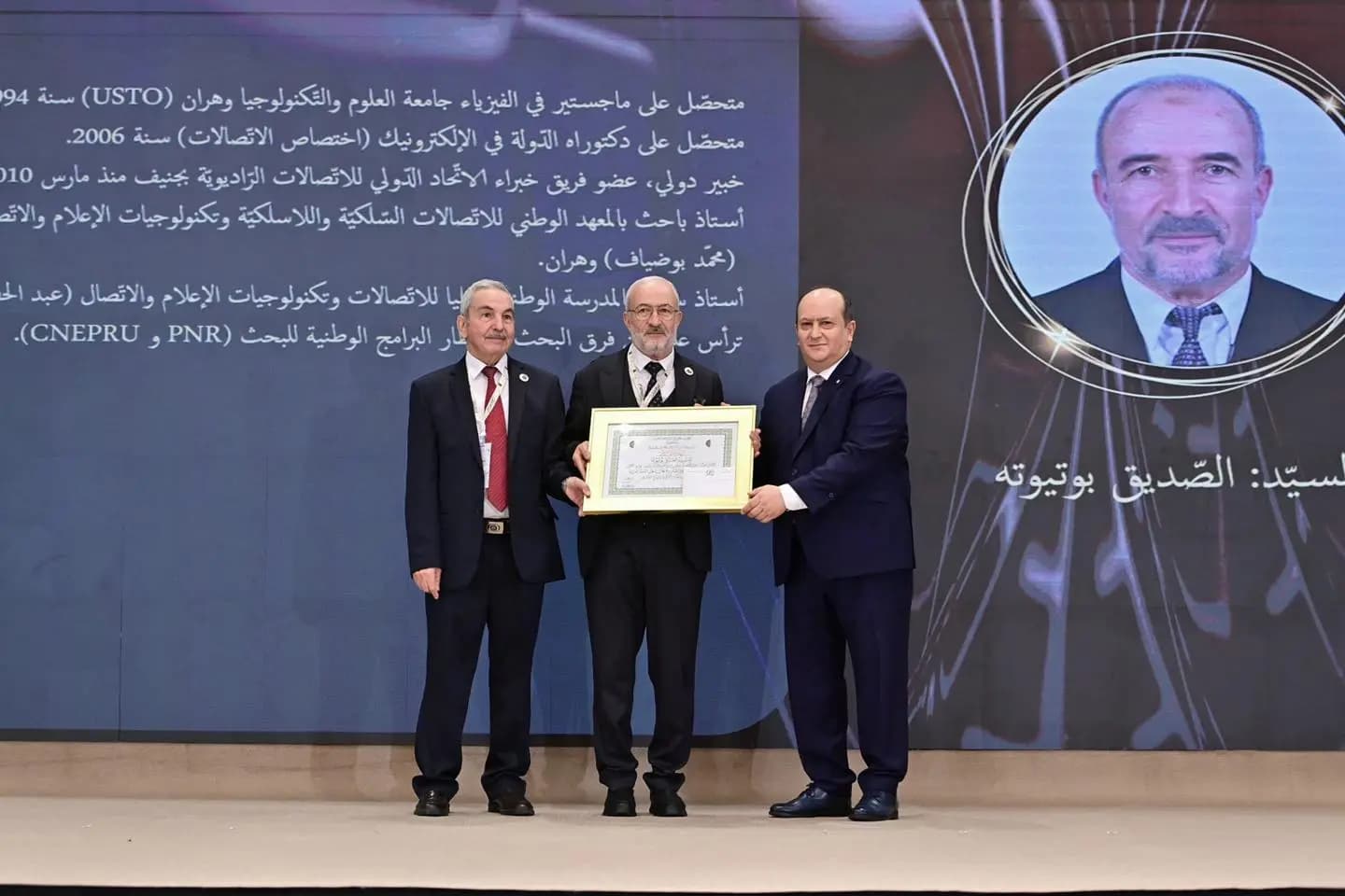 总理代表共和国总统主持首届共和国总统文学与阿拉伯语言奖颁奖典礼