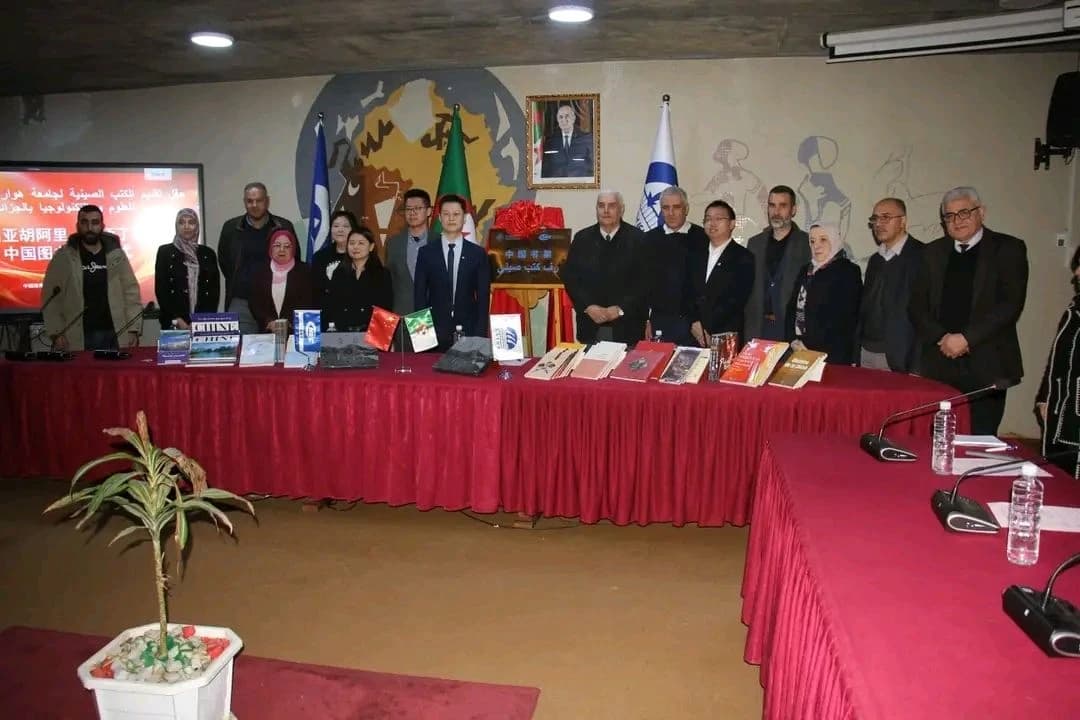 华文书籍在胡阿里·布迈丁科技大学上架