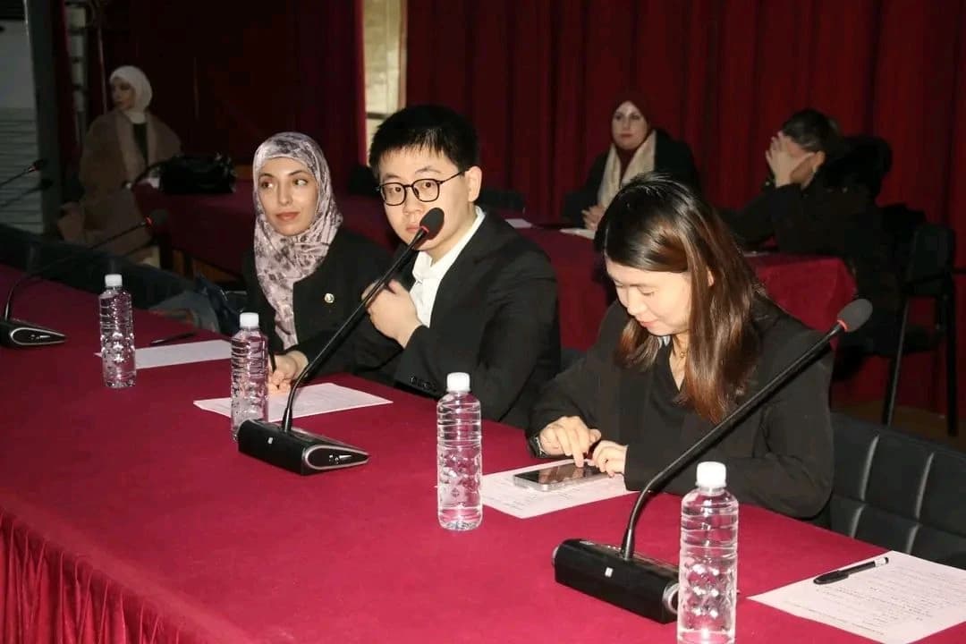 华文书籍在胡阿里·布迈丁科技大学上架